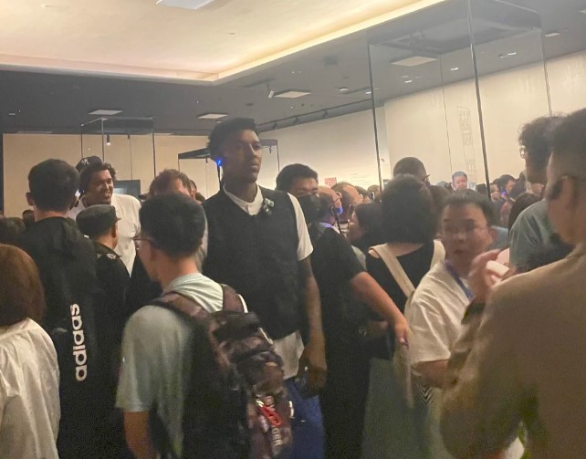 来三星堆遇到明星了吧，这是谁，好多人拍他？？？