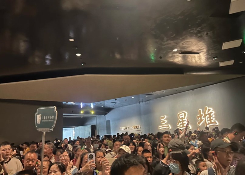 2025年7月8号，三星堆博物馆内现状，人山人海还听什么讲解！！！