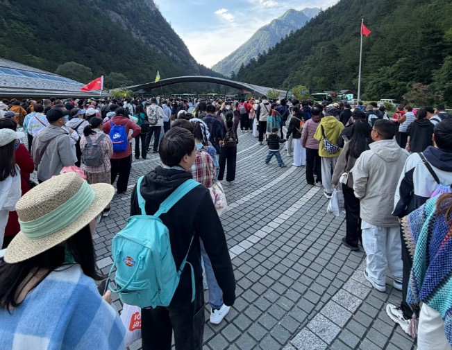 6.13九寨沟实况！！好多人呀！！